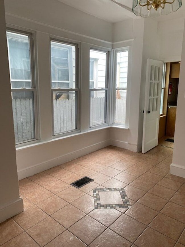 Building Photo - 3 BEDROOM HOUSE FOR RENT