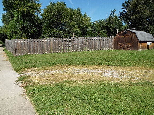 Building Photo - Two bedroom/one bathroom single family hou...