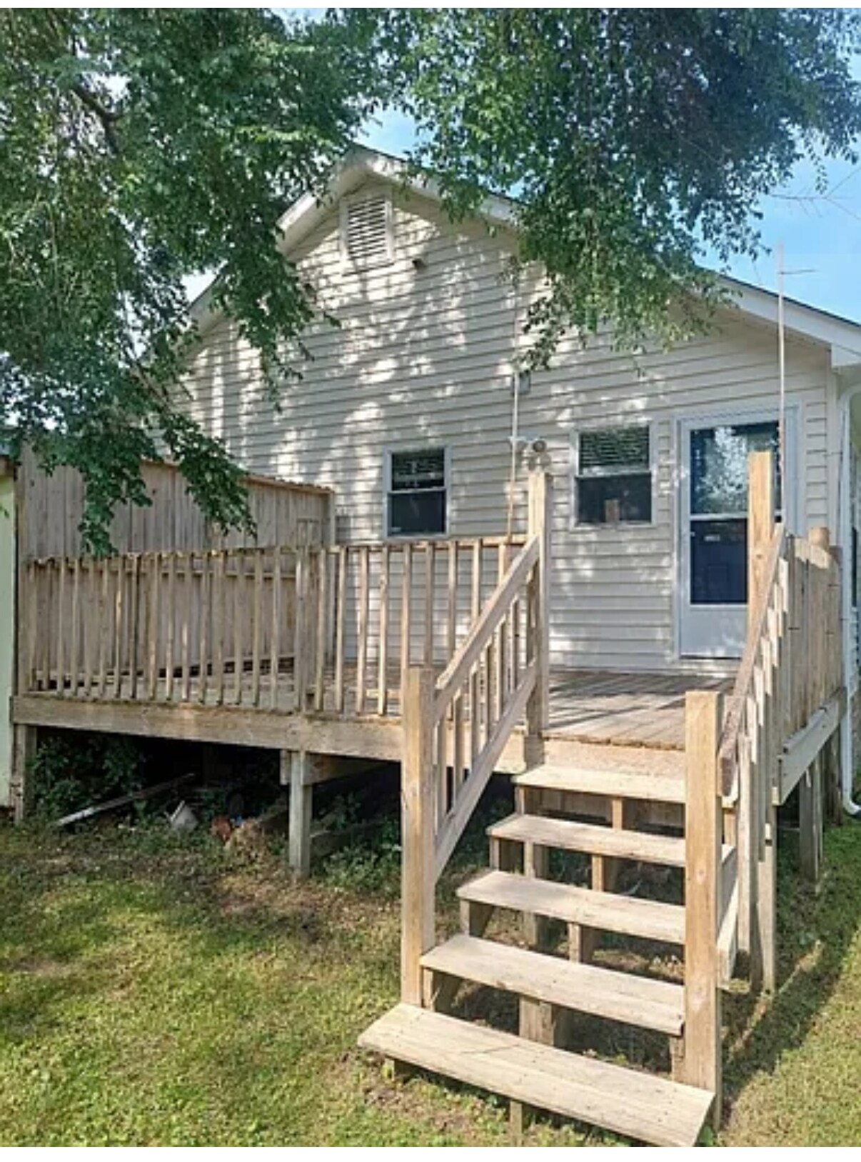 Private wooden deck - 206 N Graham St