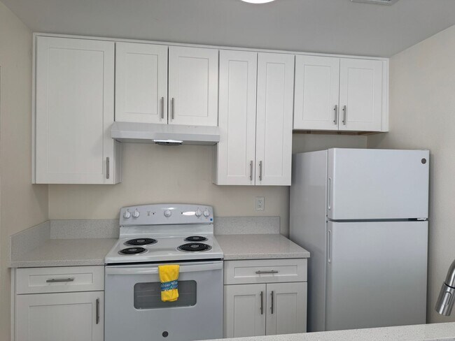 Building Photo - $250.00 1st Month's Rent! Utilities Included!