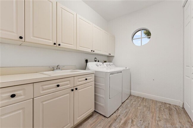 Building Photo - 872 SW Squire Johns Ln