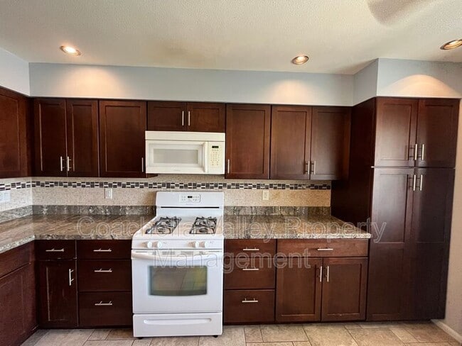 Building Photo - 1950 S Palm Canyon Dr