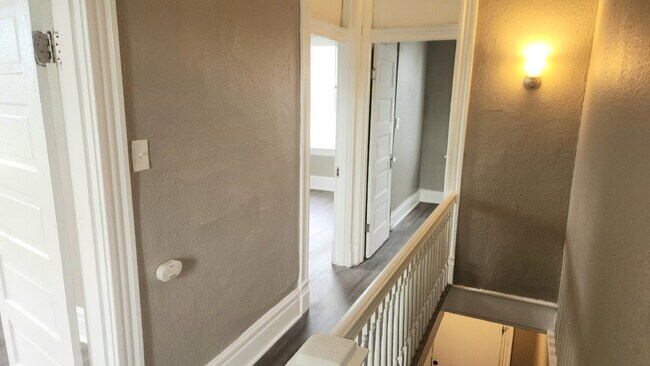 Building Photo - "Charming 3-Bedroom Retreat in the Heart o...