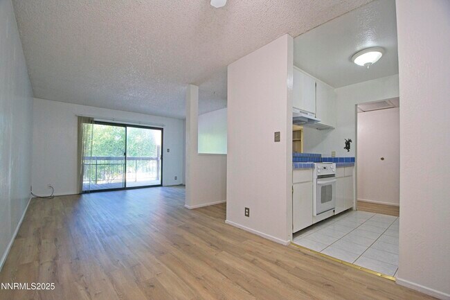 Building Photo - 2955 Lakeside Dr