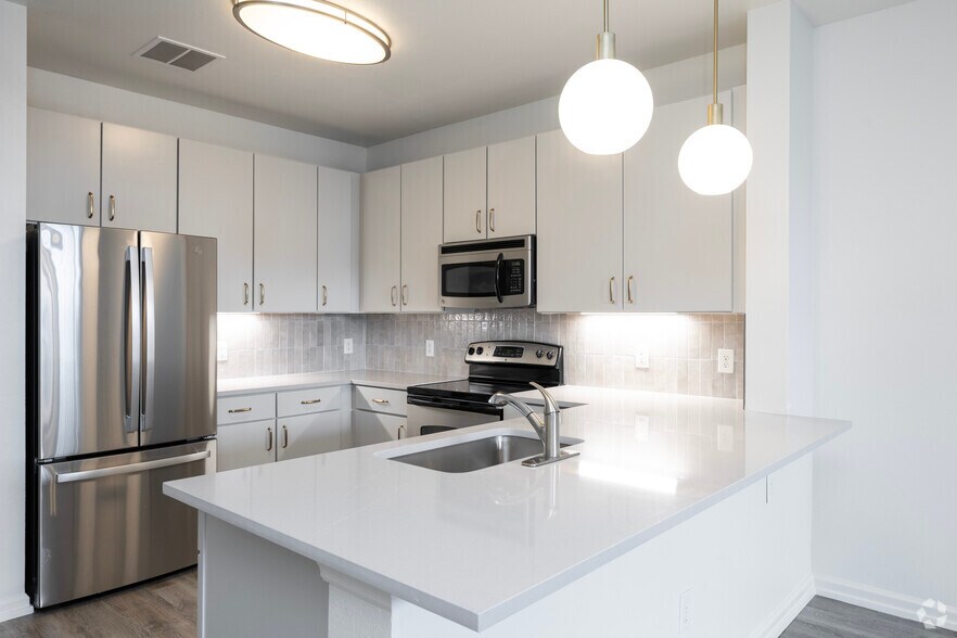 Flagstone JB 1BR, 1.5BA - 871SF - Kitchen - Mosaic Westshore Apartments