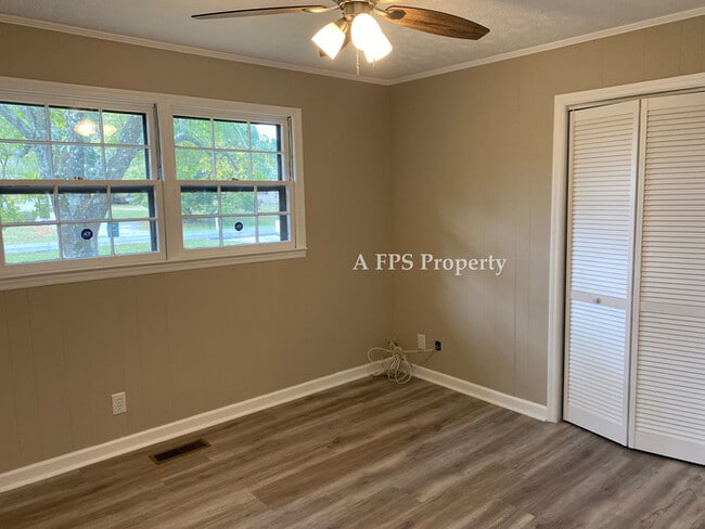 Building Photo - 194 Clairmount Dr SE