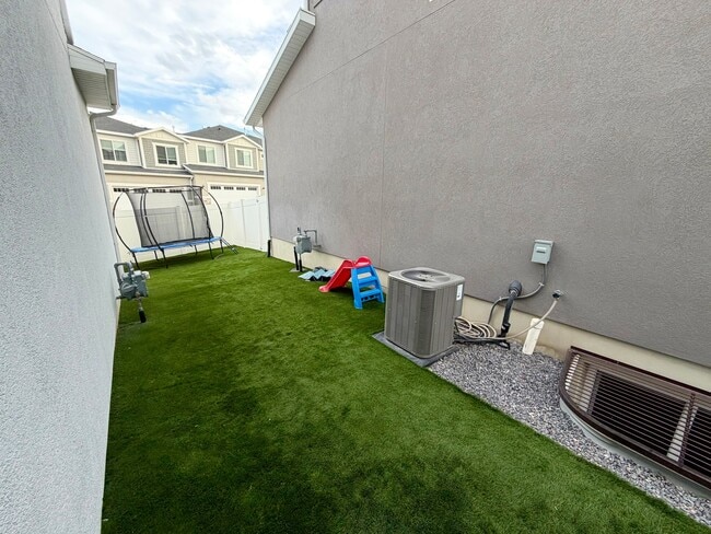 Building Photo - 4416 W Glendon Dr