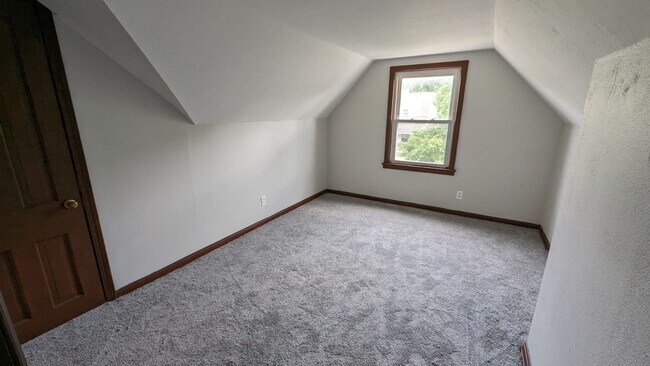 Building Photo - 4 bedroom 1 bathroom