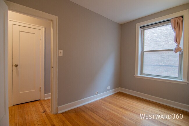 Building Photo - 1624 W Sherwin Ave