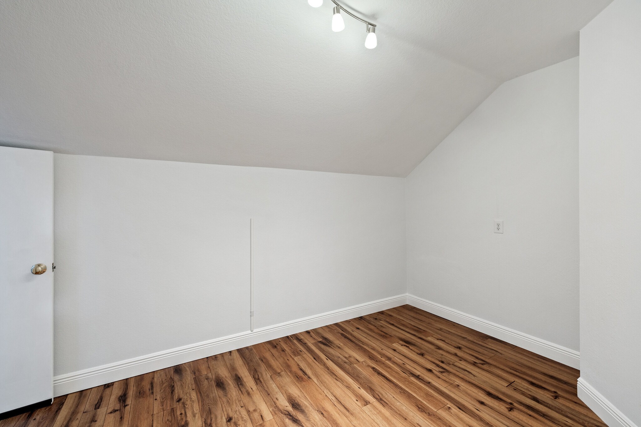 Building Photo - 402 Luna Vista Dr
