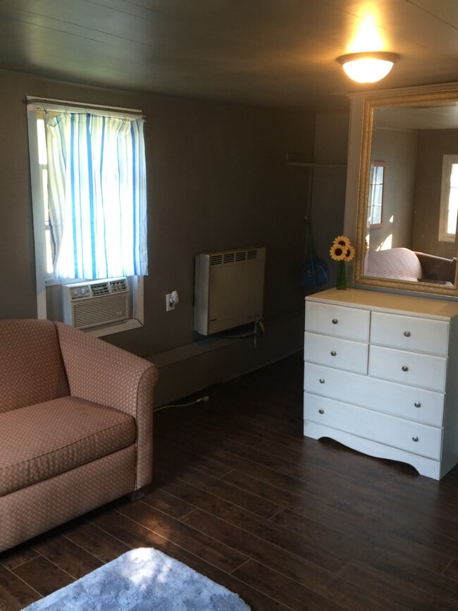 Cottage 4 - 1104 Oak St