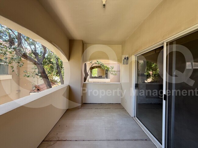 Building Photo - 8653 E Royal Palm Rd
