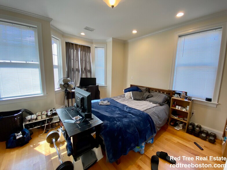 Building Photo - 1 Larose Pl