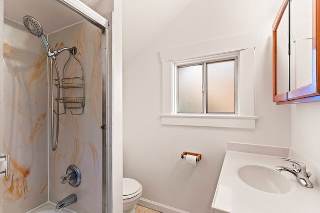 Building Photo - Utilities Included! 3 Bedrooms with Bonus Room & Spacious Kitchen