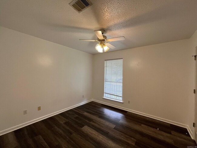 Building Photo - 716 N Hospital Dr