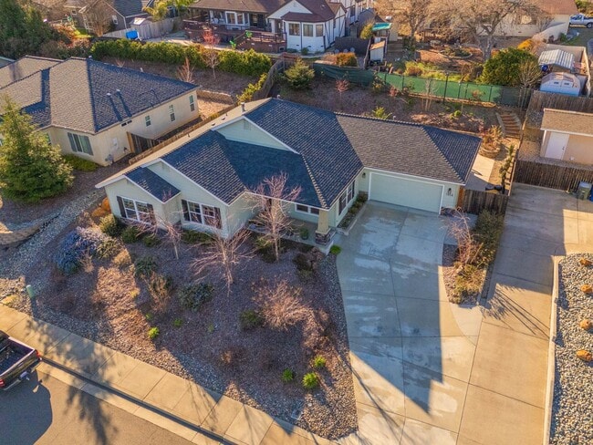 Building Photo - 3-bedroom, 2-bathroom home in great neighb...