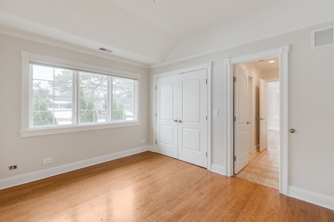 Building Photo - 420 Pine Manor Dr