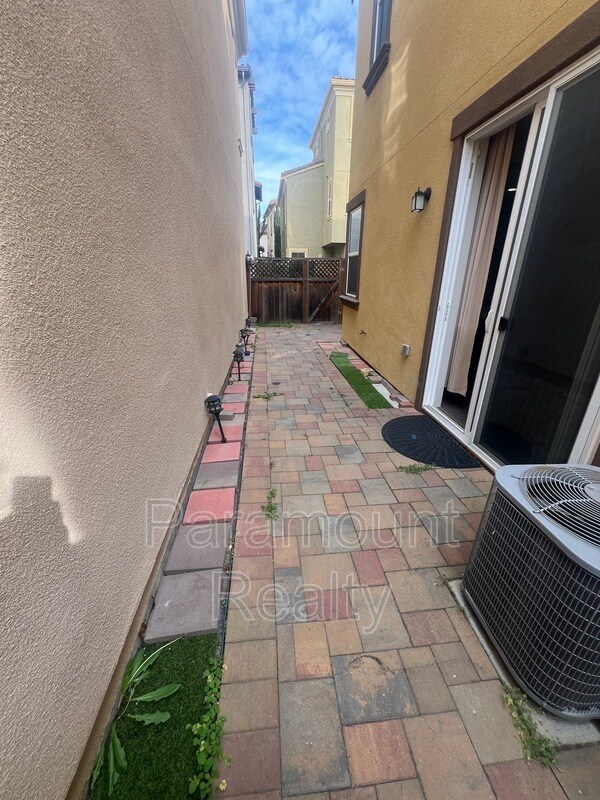 Building Photo - 3203 Vittoria Loop