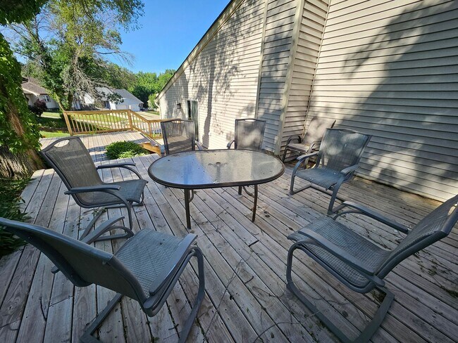 Building Photo - Pet friendly split-level 3 bedroom, 1 bathroom bi-attached home!