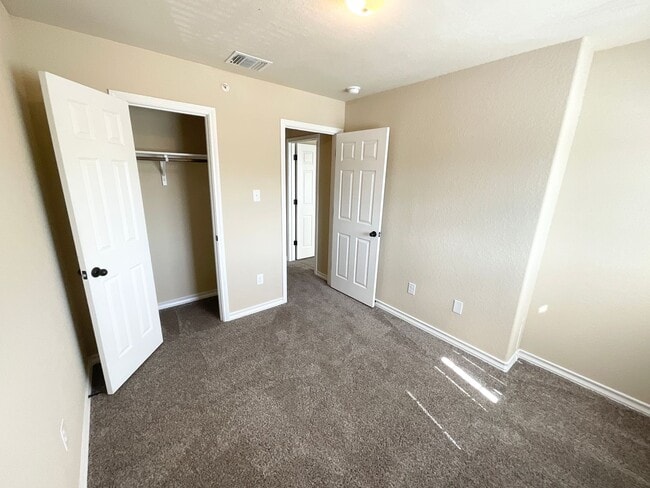 Building Photo - Luxury townhome by Retama Park!
