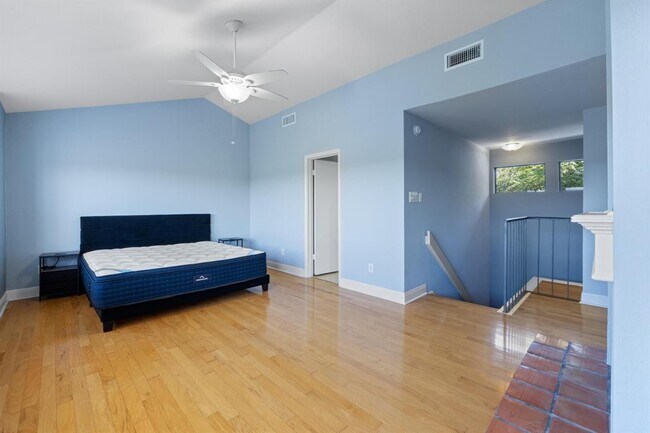 Building Photo - 4711 Spicewood Springs Rd