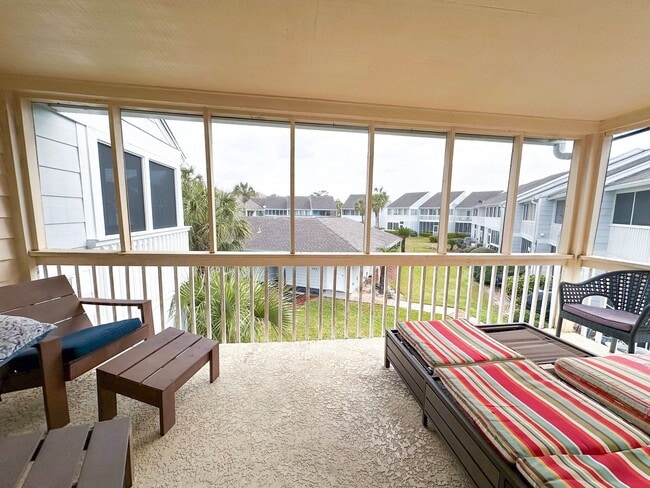 Building Photo - Unfurnished 2 Bedroom Townhome Near the Be...