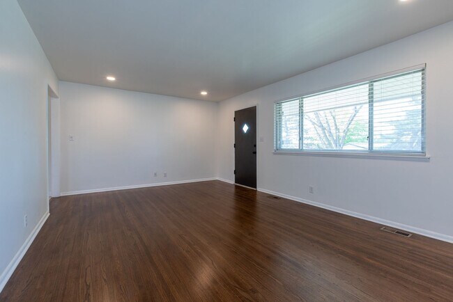 Building Photo - 3 Bed 1.5 Bath in Great Midtown Location!