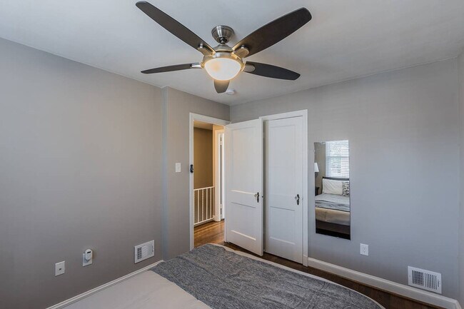 Building Photo - 3277 Montrose Ave