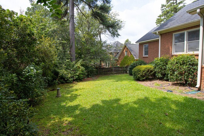 Building Photo - 2220 Montclair Dr