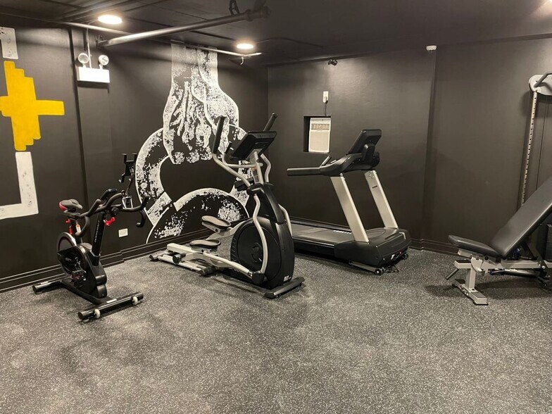 Building Photo - 6040 N Sheridan Rd