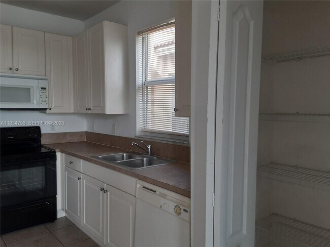 Building Photo - 3760 NE 9th Ct