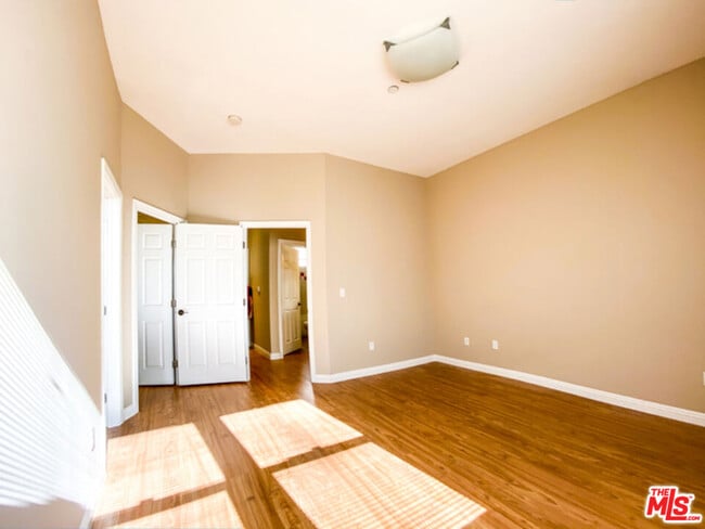 Building Photo - 904 E Windsor Rd