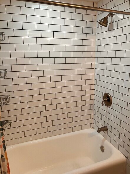 Shower/bath - 895 Mercer St