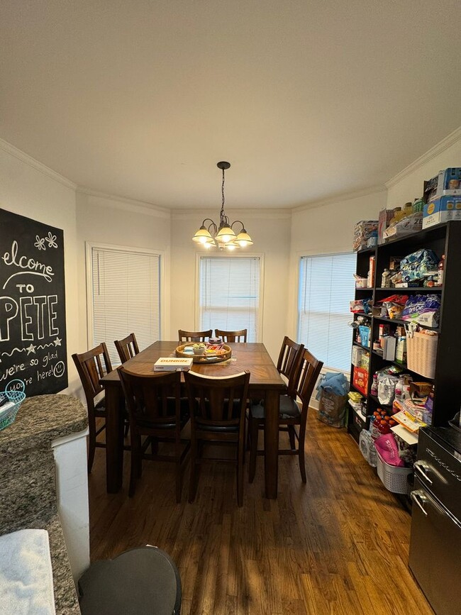 Building Photo - 4 Bedroom Downtown Beauty!