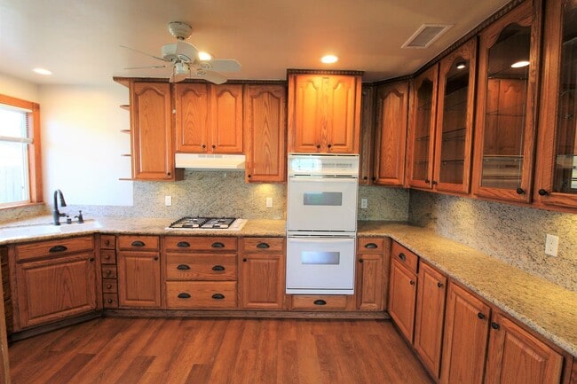 Building Photo - Quaint Midtown Ventura Home