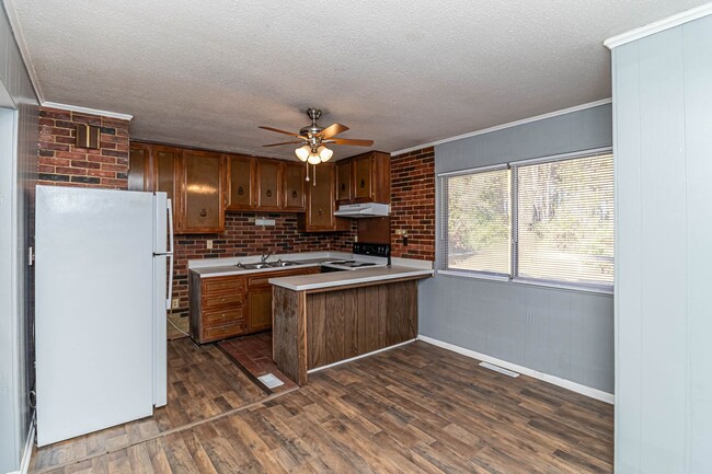 Building Photo - Brick Home For Rent in Goldsboro! 3 Bedroo...