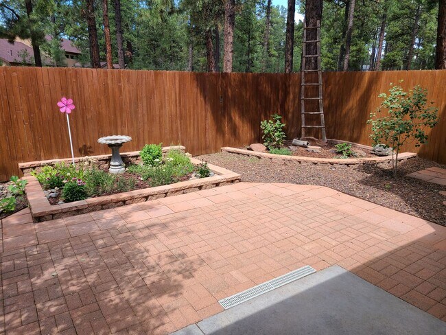 Building Photo - COMING SOON in August! Furnished Townhome in Boulder Pointe with All Utilities included - 3 bedro...