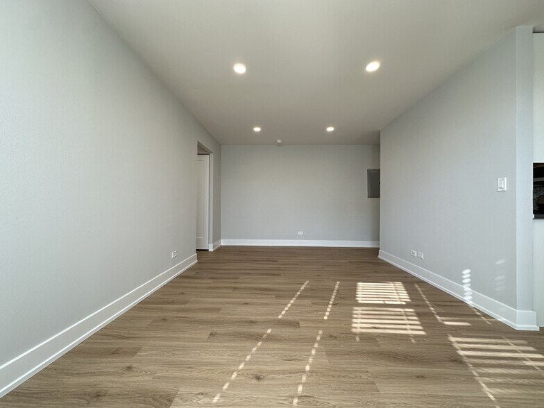 Building Photo - 535 W Aldine Ave