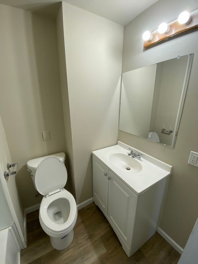 Building Photo - Updated 2 Bedroom 1 Bath