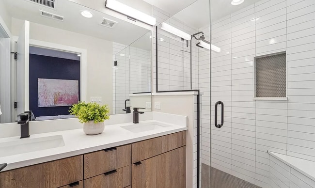 Building Photo - 2870 Tremont Pl