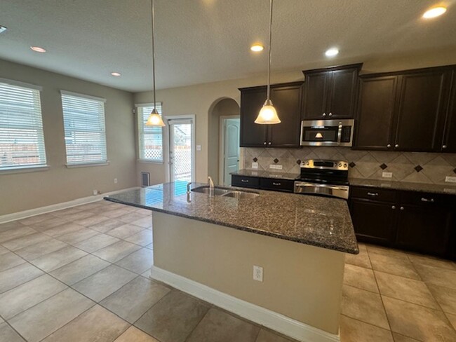 Building Photo - Beautiful Open Floor Plan with 3 Bedroom 2...