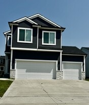 Building Photo - 619 NE Oak Ridge Dr