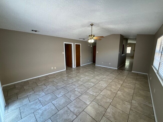 Building Photo - 2 bed 2 bath townhome