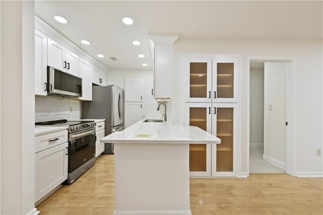 Building Photo - 2201 Pine Heights Dr NE