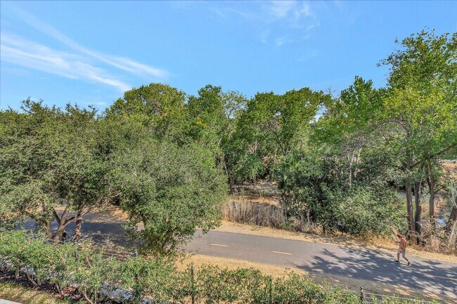Building Photo - Beautiful Tri-Level 4 bedroom, 3.5 Bathroom, 2,150 SqFt Home in Downtown Campbell!