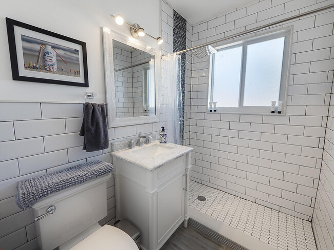 Building Photo - 1236 Beach Rd