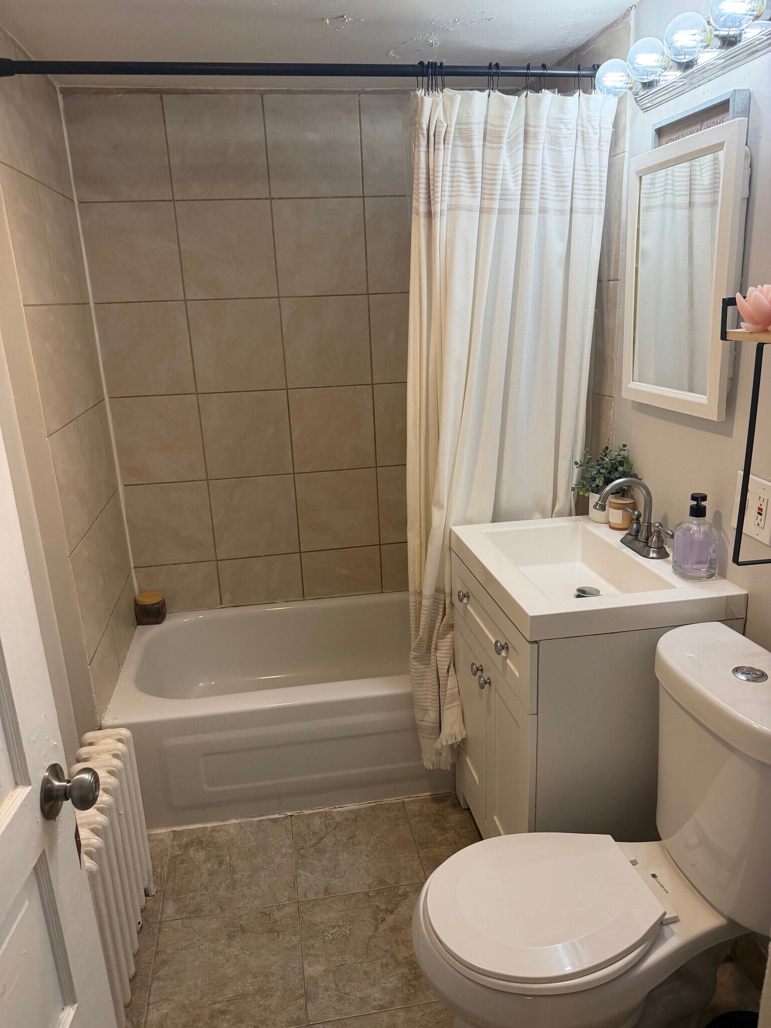 Building Photo - 2048 N Sheridan Rd