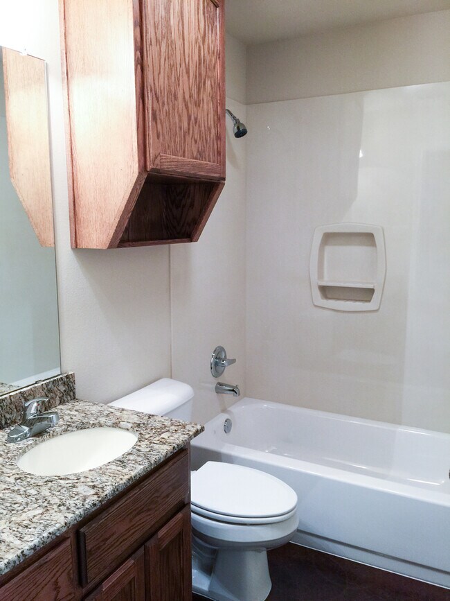 Building Photo - 3BR / 2BA Duplex in Hewitt, Texas | Midway ISD *Leasing Special Available*