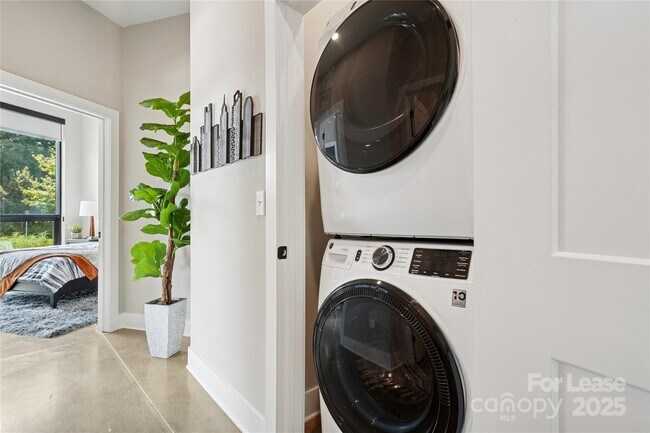 Building Photo - 110 Razades Wy