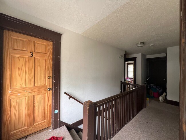 Building Photo - Over 2,000sf and 8 Bedrooms